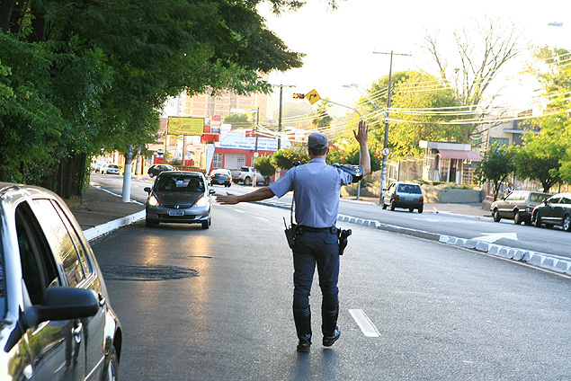 Policiais militares durante operao de fiscalizao com motoristas em via de Ribeiro