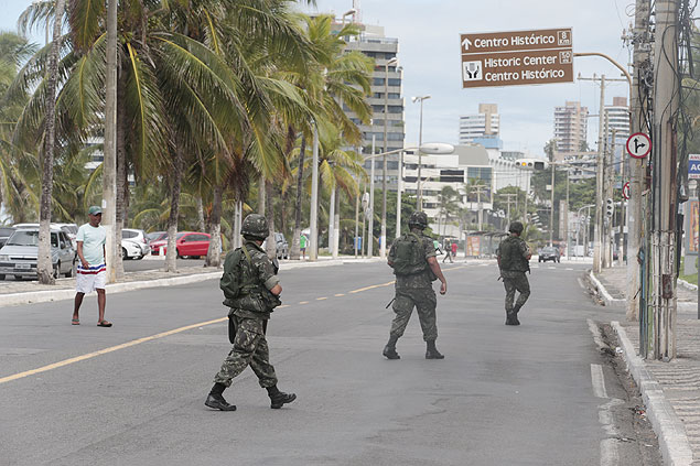 Soldados do Exrcito patrulham a praia de Ondina, em Salvador, devido ao aquartelamento de policias militares na Bahia