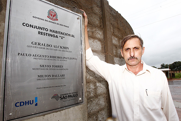 O prefeito afastado de Restinga, Paulo Pitt (DEM), em frente  placa com seu nome