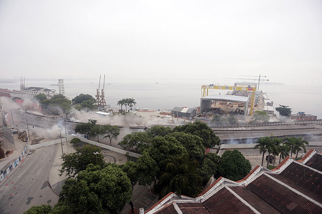 Imploso do Elevado da Perimetral, na altura da Praa Mau no Rio