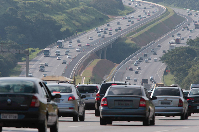 Trnsito na rodovia dos Bandeirantes; estudo diz que estrada ser estacionamento a cu aberto em 2030