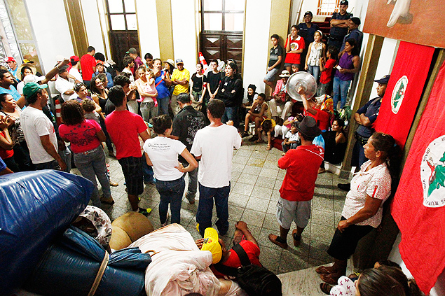 Integrantes do MST fazem protesto na manh desta tera-feira (22) na Prefeitura de Ribeiro Preto