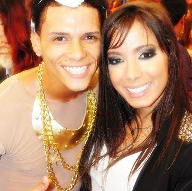 Dançarino Douglas Rafael da Silva Pereira, conhecido como DG, ao lado da cantora Anitta; morte do rapaz causou protestos no Rio