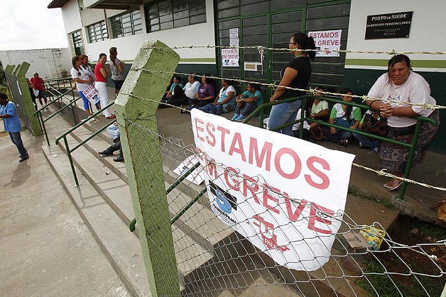 Servidores da sade em frente  UBS do Cidade Aracy, em So Carlos; greve entra no 2 dia
