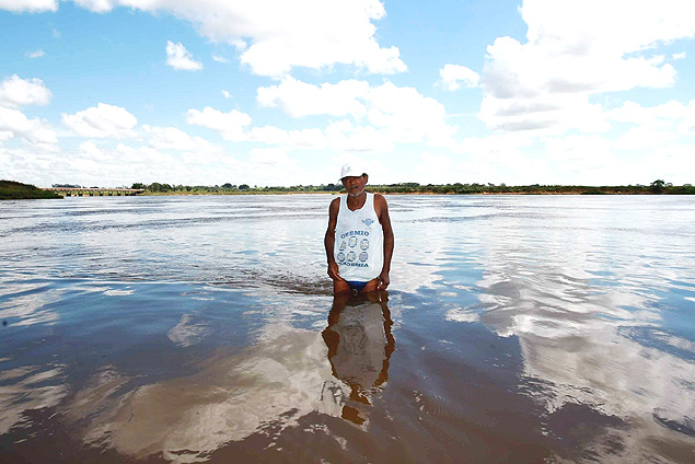 Luiz Alberto da Silva, 55, pescador profissional, no rio Grande, em Colômbia (SP)