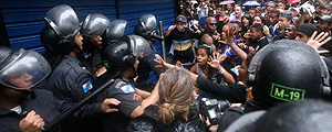 Manifestantes enfrentam a polícia no Rio (Ricardo Moraes/Reuters) Manifestantes enfrentam a polícia no Rio (Ricardo Moraes/Reuters)