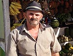 O vendedor de frutas Reginaldo Tenório, 56, em sua barraca de frutas à beira da rodovia federal em Gravatá, no agreste de Pernambuco (Daniel Carvalho/Folhapress) O vendedor de frutas Reginaldo Tenório, 56, em sua barraca de frutas à beira da rodovia federal em Gravatá, no agreste de Pernambuco (Daniel Carvalho/Folhapress)