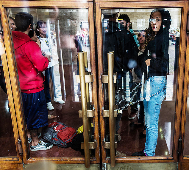 Pessoas se acorrentam na Prefeitura de So Paulo para pedir criao de linha na zona sul