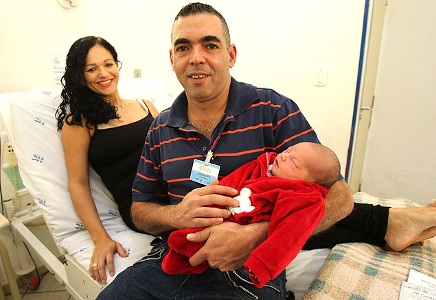 Viviane da Silva, Anderson Rogrio da Silva e o beb Rhyan em maternidade de Ribeiro Preto