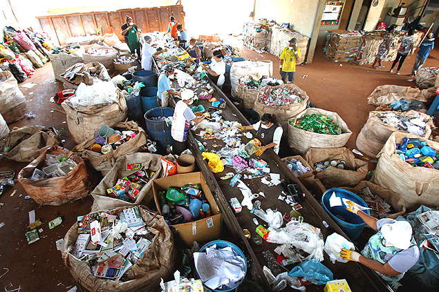 Cooperados trabalham na separao do lixo obtido na coleta seletiva na Mos Dadas, em Ribeiro