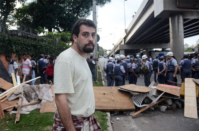 Guilherme Boulos durante reintegração de terreno próximo à ponte Orestes Quércia, conhecida como Estaiadinha, em São Paulo