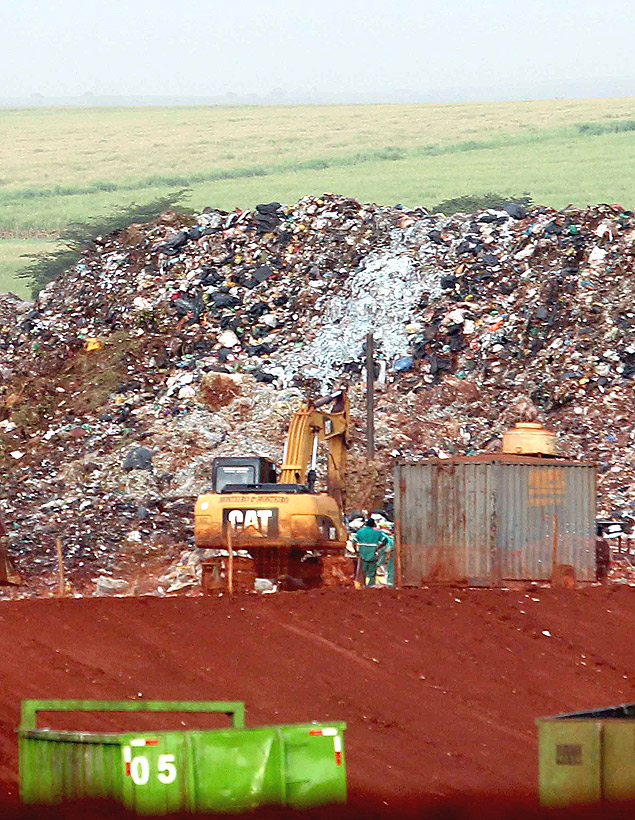 Mquina trabalha no aterro da CGR em Guatapar, que recebe lixo de 13 cidades da regio