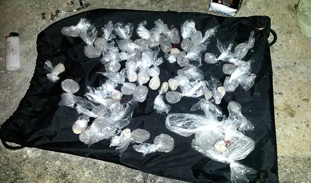 Drogas apreendidas com coveiro suspeito de traficar dentro de cemitrio de Manaus