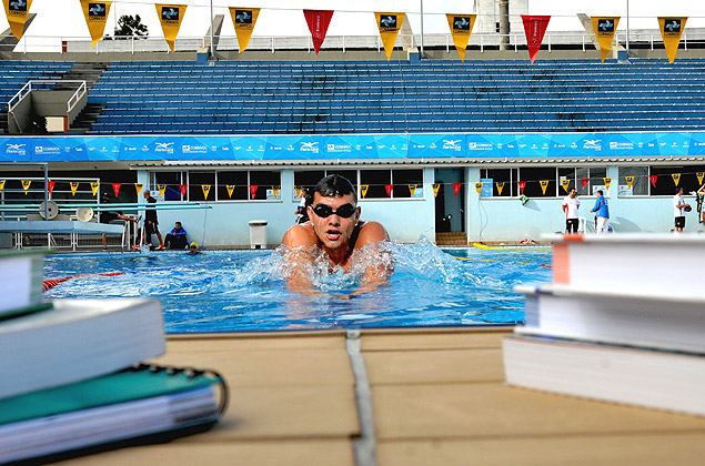 Victor Colonese, 22, que tem bolsa integral por ser nadador
