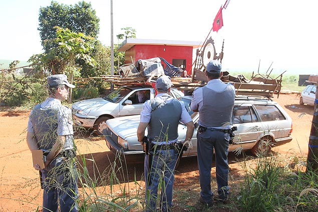 Policiais militares acompanham sada de sem-terra durante reintegrao de posse em Serrana