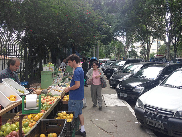 Aps proibio da feira orgnica, produtores montam barracas do lado de fora do parque Ibirapuera, em SP 