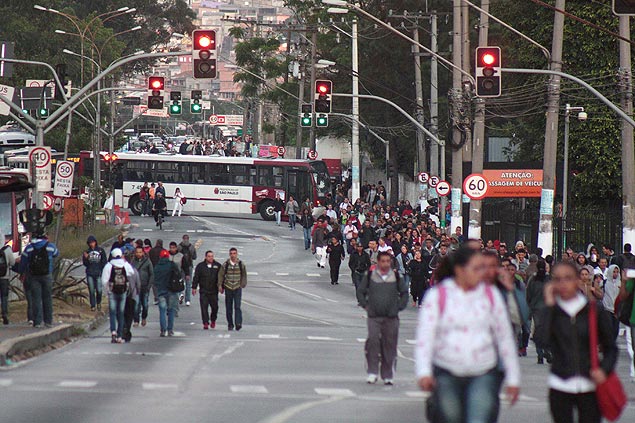 Passageiros caminham por avenida na zona sul de SP em dia de greve de nibus