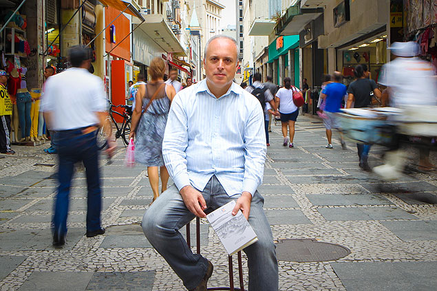 Alex Cardoso de Melo, 43, na esquina da rua Direita com a Quintino Bocaiuva, na regio central de So Paulo; ele criou uma ONG para disseminar os ideais de 24 grandes sonhadores