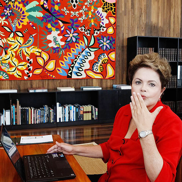 A presidente Dilma Rousseff manda beijo em bate papo com internautas