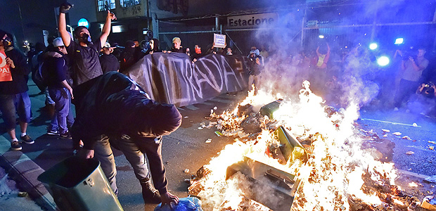 Manifestação anti-Copa gera confronto com a polícia e depredações em São Paulo
