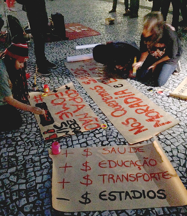 Manifestantes preparam cartazes para protestar contra a Copa em Curitiba 