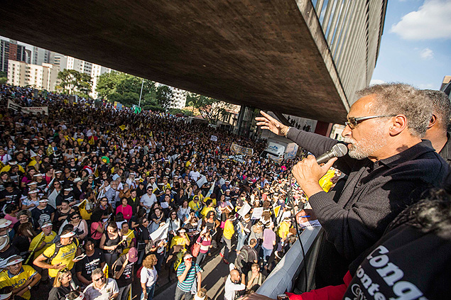 Professores municipais ligados ao Sinpeem em manifestao no Masp, em 2014