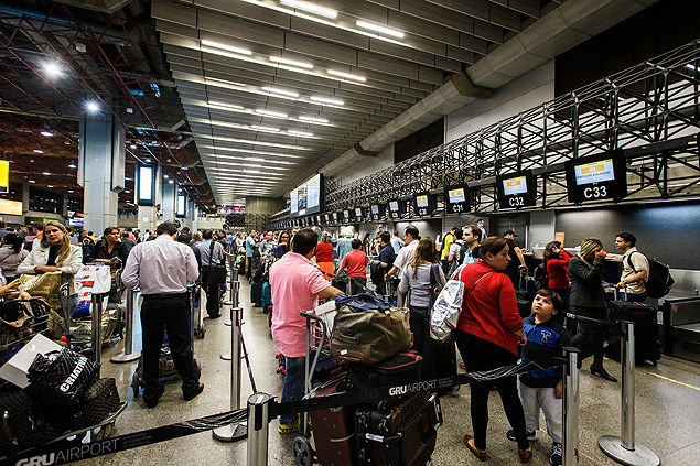 Passageiros fazem fila para check-in da Gol no aeroporto de Cumbica, em Guarulhos (SP)