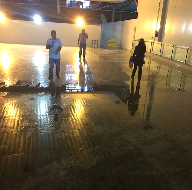 Parte do forro do saguo do aeroporto de Manaus desabou aps a forte chuva que caiu sobre a cidade