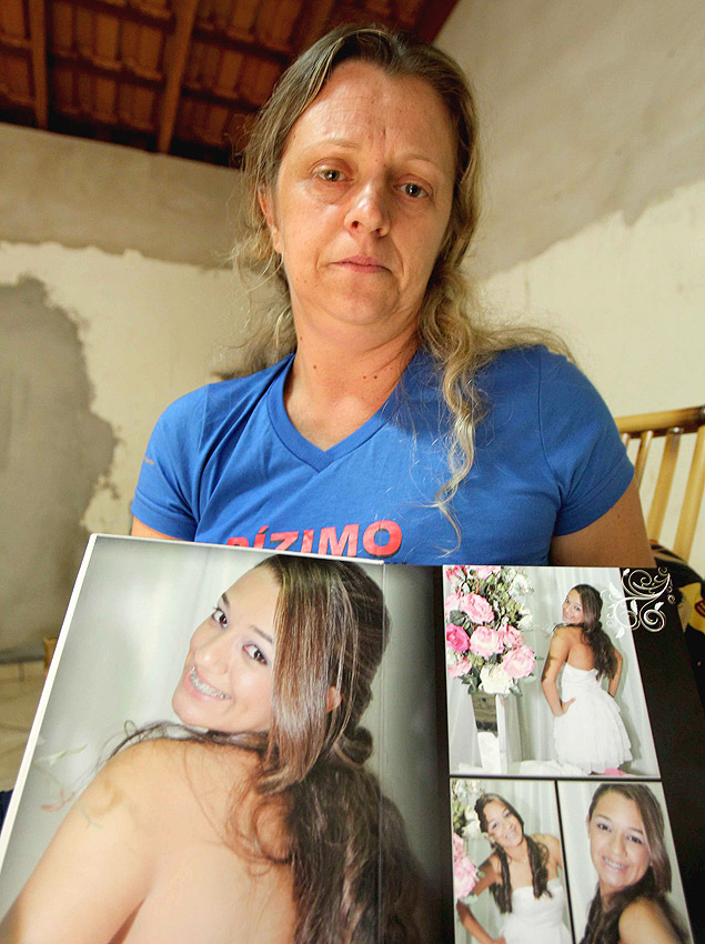 A diarista Fabiana Cristina segura lbum da filha Gabriela, que morreu com suspeita de meningite
