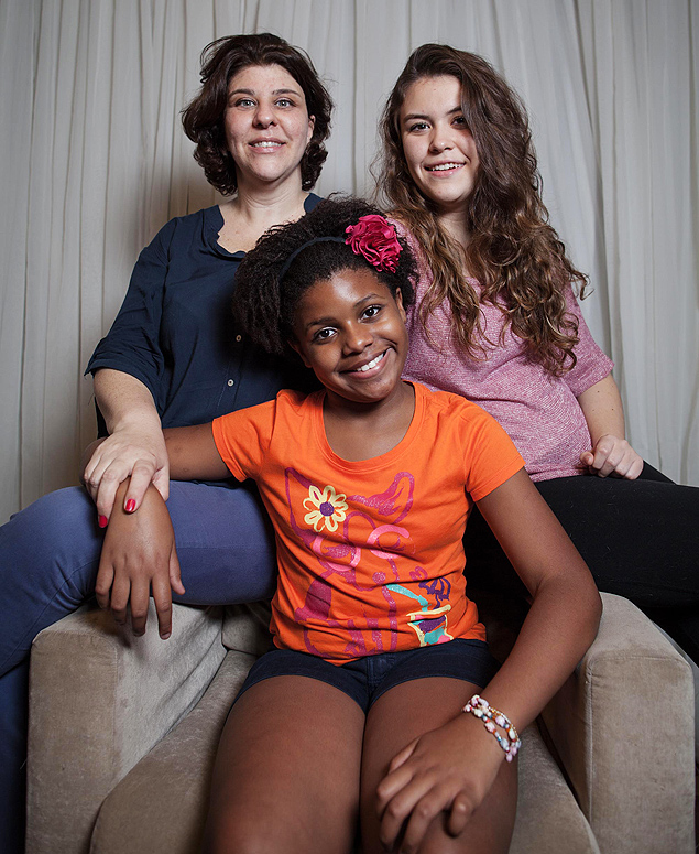 SAO PAULO, SP, BRASIL, 22 - 05 - 2014, 19:45. A arquiteta Aurea Medrado, 46, e suas filhas Mariana Medrado, 15 e Evelin Medrado, 10. 
