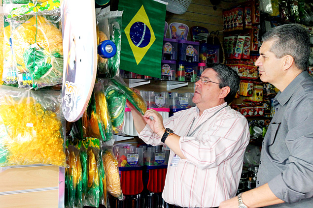 Fiscais do Ipem vistoriam produtos referentes à Copa do Mundo em loja no centro de Ribeirão Preto