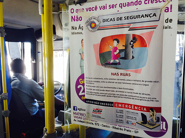 Cartaz com ilustração supostamente racista em ônibus de Ribeirão Preto