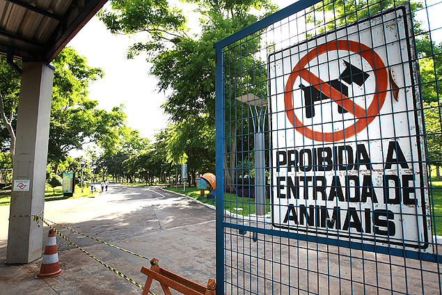 Placa colocada em porto do parque Maurilio Biagi, no centro de Ribeiro, indica proibio  entrada de animais
