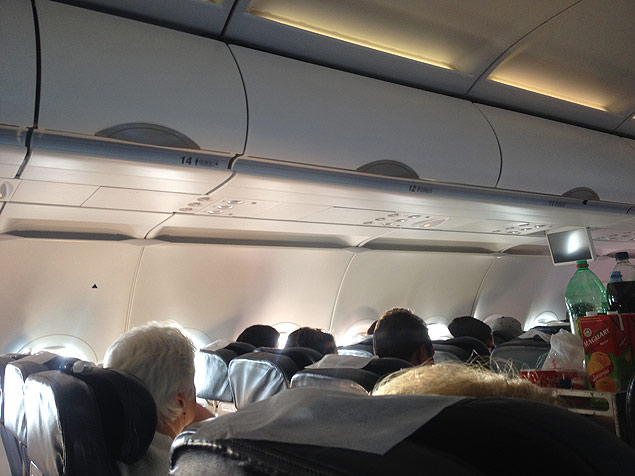 Aeronave da Avianca que pula o número 13; empresas aéreas evitam usar essa fileira por superstição dos passageiros