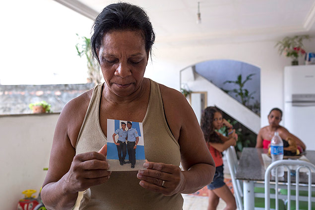 Maria Rosalina Rafael Castilho segura foto da filha, a soldado Alda Rafael Castilho, morta em ataque a UPP no Rio