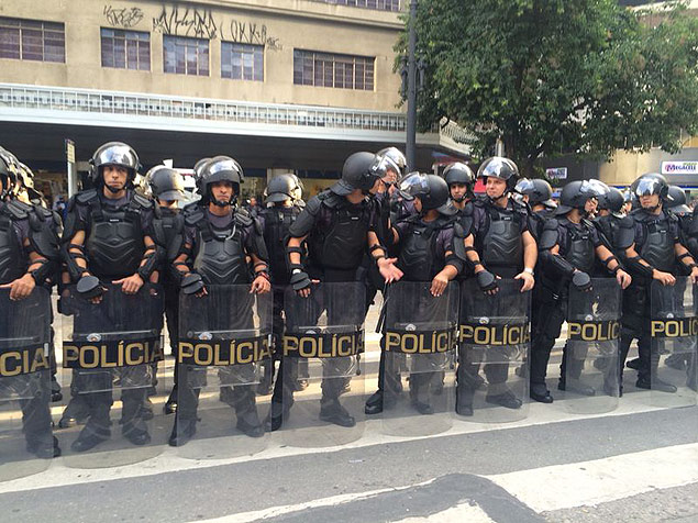 Policiais aguardam manifestacao contra a Copa do Mundo em frente ao Teatro Municipal de Sao Paulo