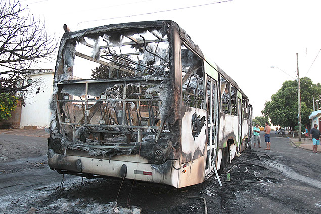 nibus do transporte coletivo de Ribeiro Preto ficou destrudo aps incndio criminoso