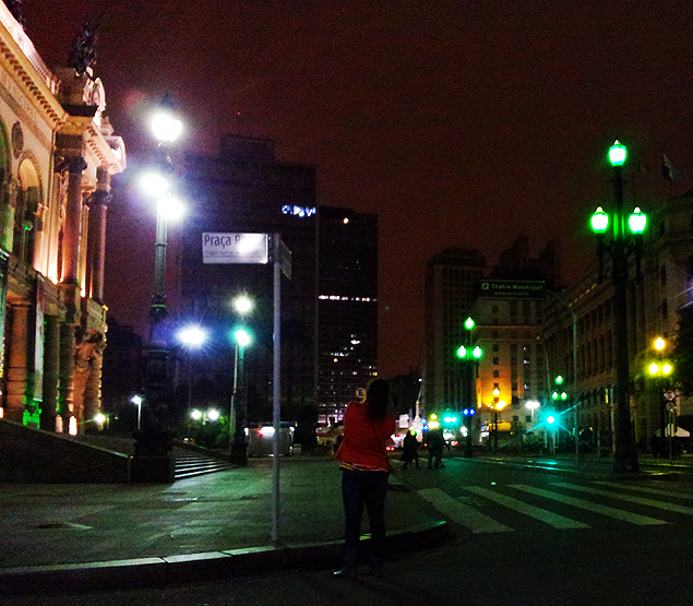 Iluminao especial com as cores do Brasil em frente ao Theatro Municipal