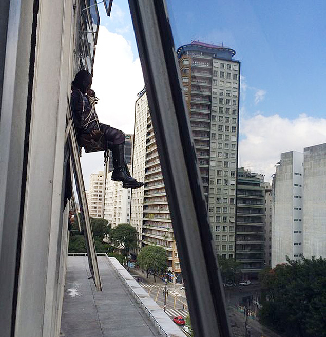 Manifestante fantasiado de Batman faz rapel no prdio da Cmara em SP