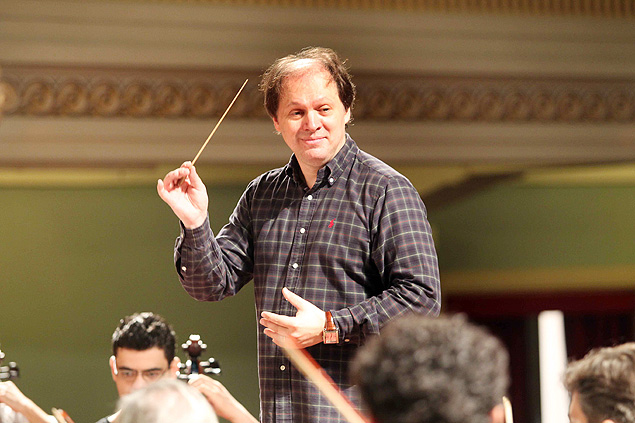 O maestro Roberto Minczuk durante ensaio com a Orquestra Sinfnica de Ribeiro Preto