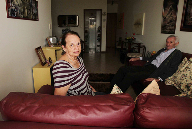 Marlene Gonalves de Carvalho na sala do apartamento, que ficou escura por causa de muro