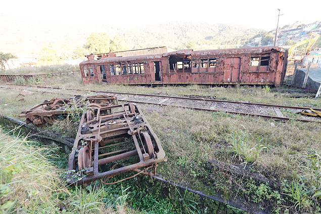 Vages de trens abandonados sobre os trilhos na Vila de Paranapiacaba, que  candidata a tombamento pela Unesco