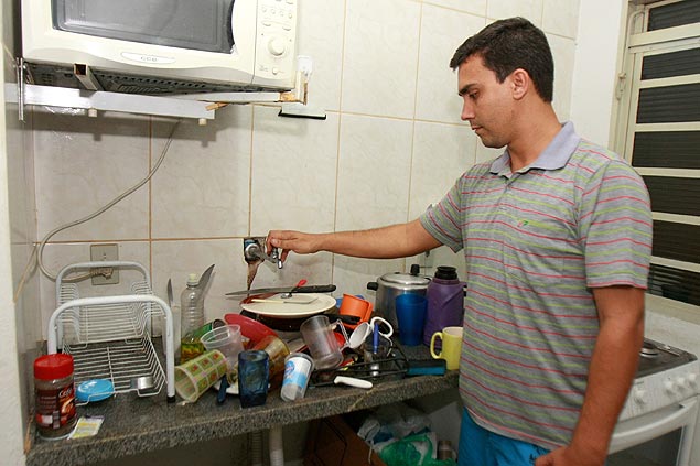 Sem gua em casa, o motorista Leandro da Silva, 32, no consegue nem lavar a loua