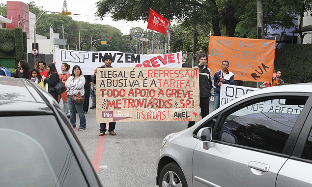 Funcionrios da USP em greve fazem protesto e pedem readmisso de funcionrios do metr