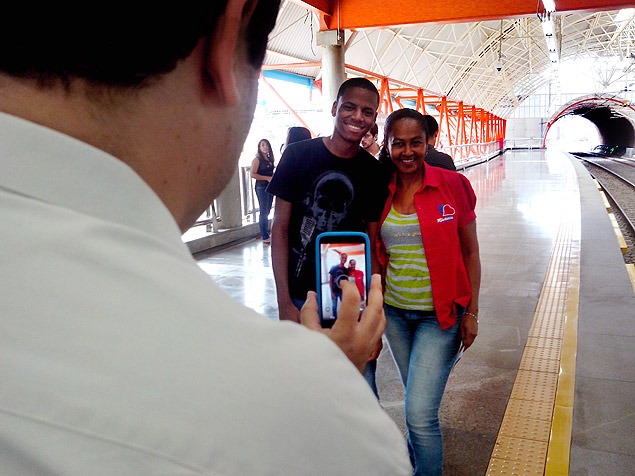 Os comercirios Maria Augusta Vaz, 44, e Carlos Alberto, 20, posam para foto tirada por Cristiano Costa, 36, na inaugurao do metr de Salvador nesta quarta-feira (11)