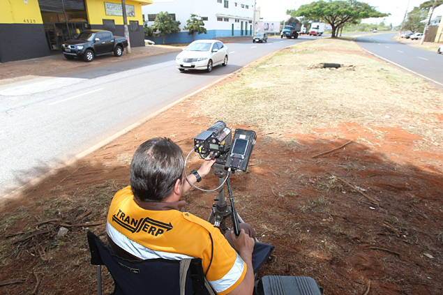 Agente manuseia radar mvel na Costa e Silva, na zona norte de Ribeiro Preto; alta na arrecadao