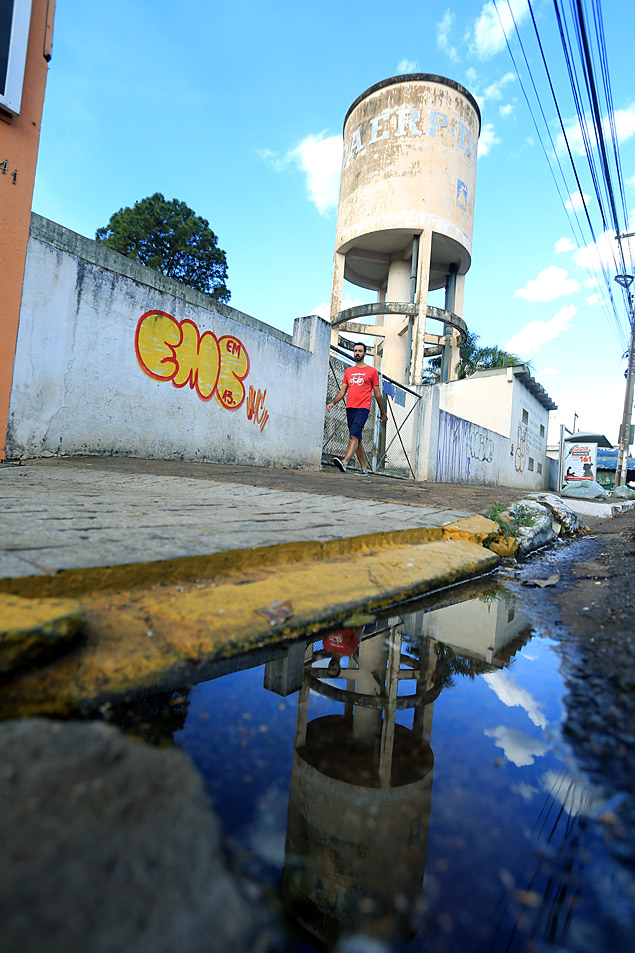 gua potvel vaza na avenida Treze de Maio, em Ribeiro Preto, vinda de reservatrio