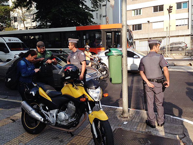 Policiais militares param casal de motoqueiros que passavam pela calada para fugir do trnsito