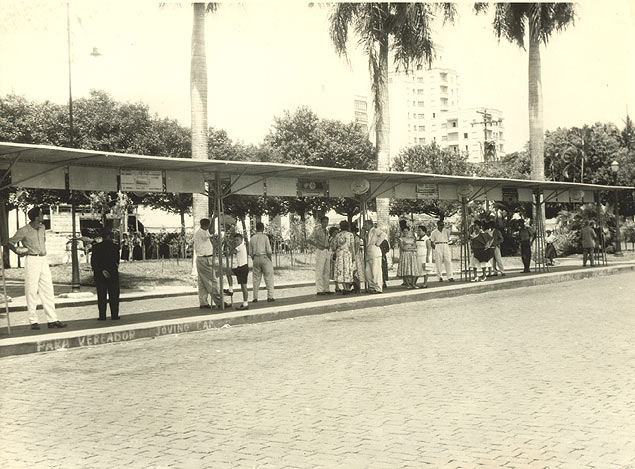 Terminal de nibus na praa Carlos Gomes em 1964, na regio central de Ribeiro Preto