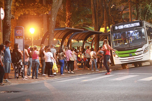 Sem terminais de nibus, passageiros aguardam embarque em ponto na praa das Bandeiras,em Ribeiro